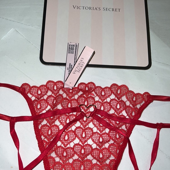 Victoria’s Secret
Sweetheart Lace Ouvert Cheeky Panty♥️
Red Lipstick
X - Picture 8 of 14